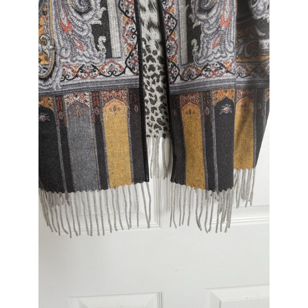 J. McLaughlin Gia‎ Cape Sz M/L 100% Wool Reversible Animal Print Fringe Party - Picture 4 of 13